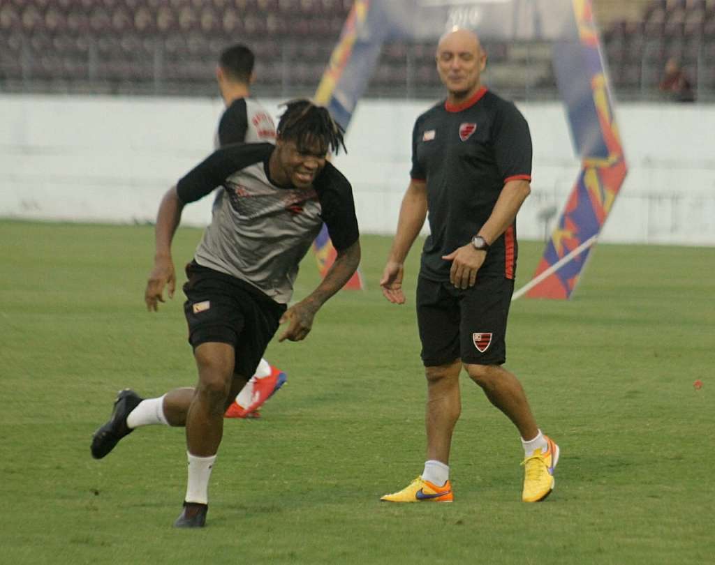 O volante Matheus Jesus (à esquerda) está no radar do Corinthians para o Brasileirão