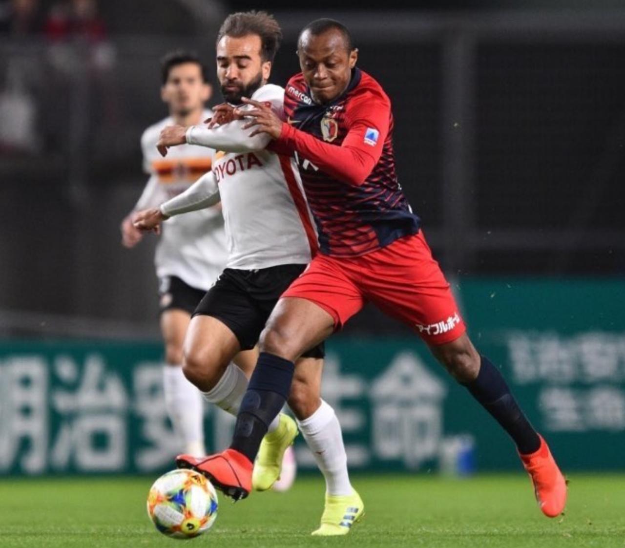 Leo Silva faz golaço no Japão e é comparado a Messi