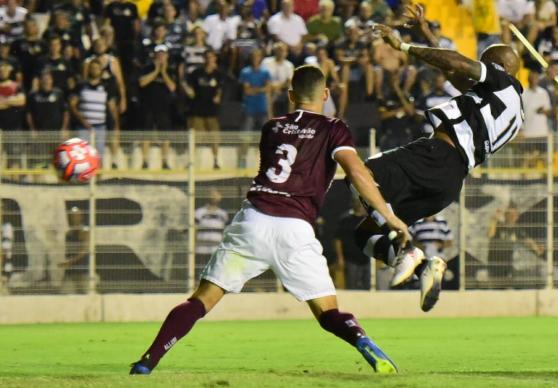 Lance do gol decisivo marcado por Raphael Macena
