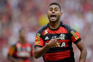 Goiás oficializa ex-Flamengo e contrata destaques de rival para o Brasileirão