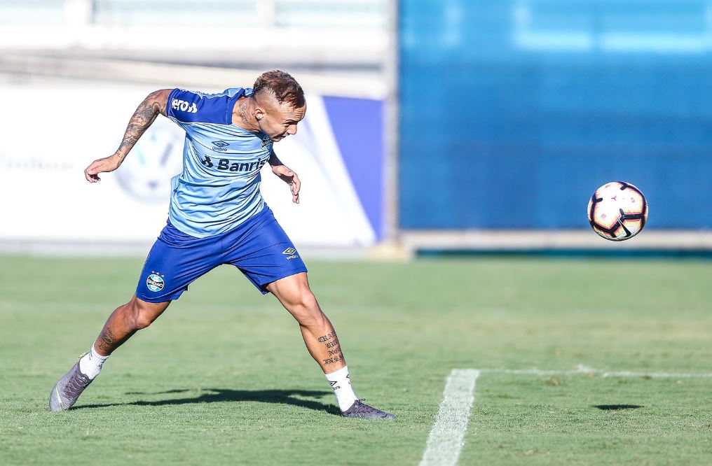 Clube inglês entra na briga com Milan por destaque do Grêmio