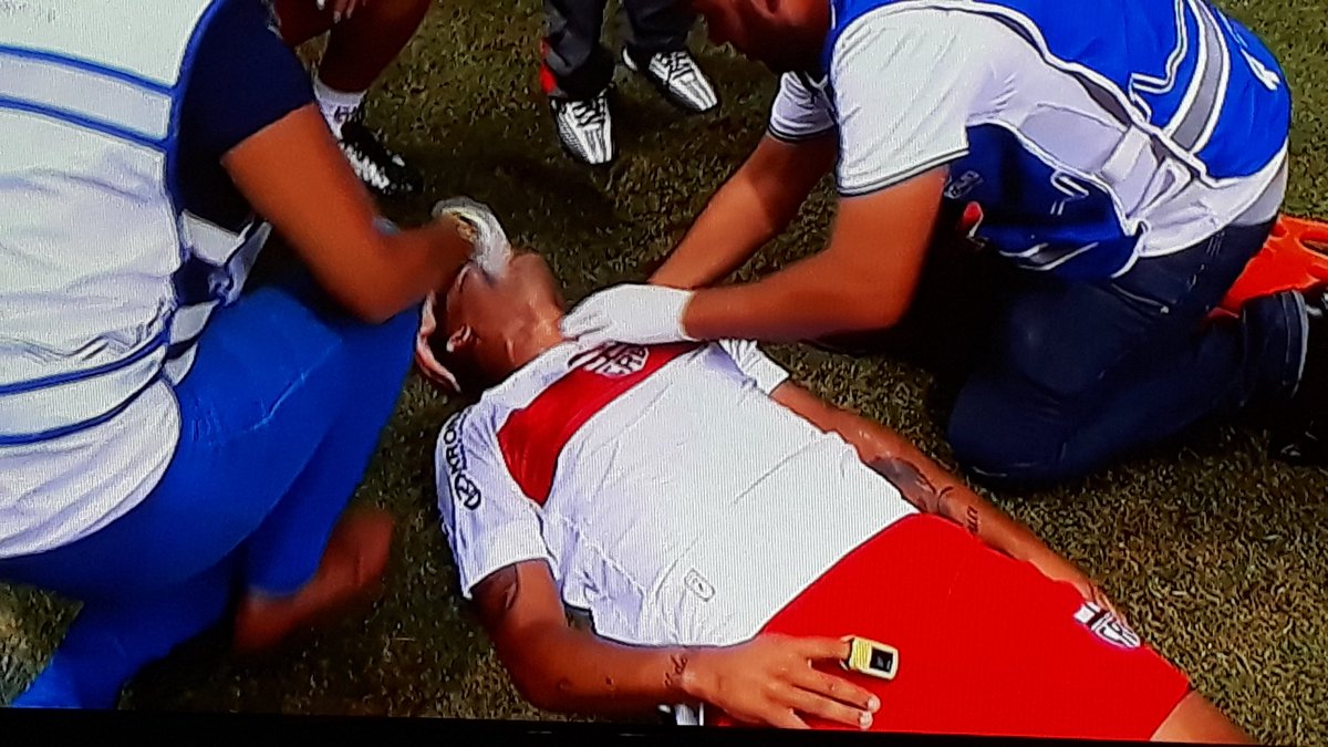 Zé Carlos sofre concussão, sai de jogo do CRB de ambulância, mas passa bem