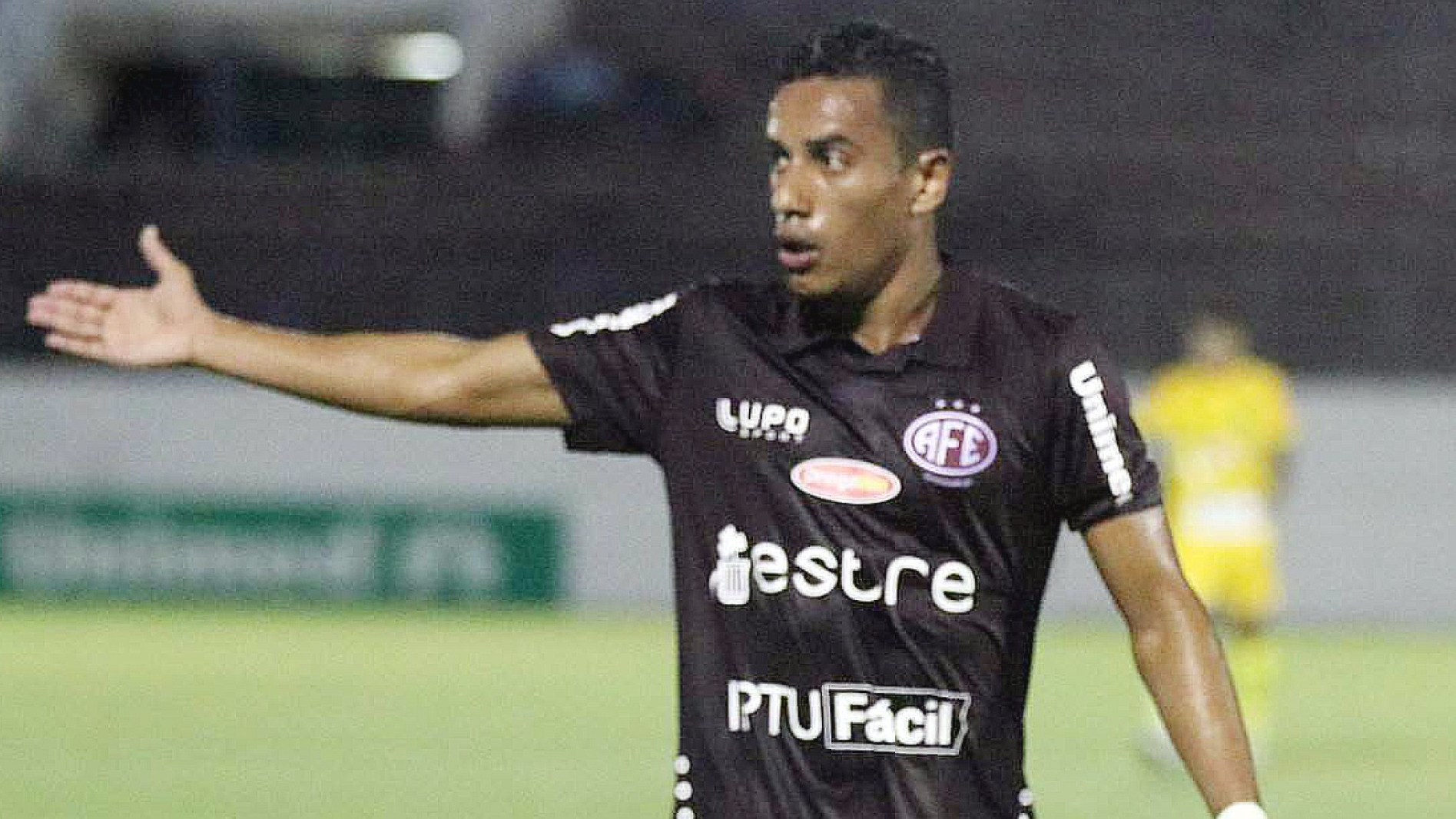 Coritiba se aproxima de acerto com ex-lateral da Ponte para a Série B