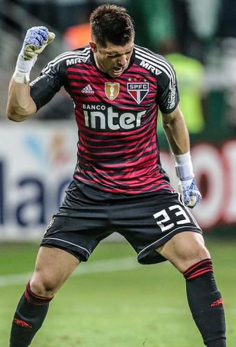 Tiago Volpi ganha moral no São Paulo