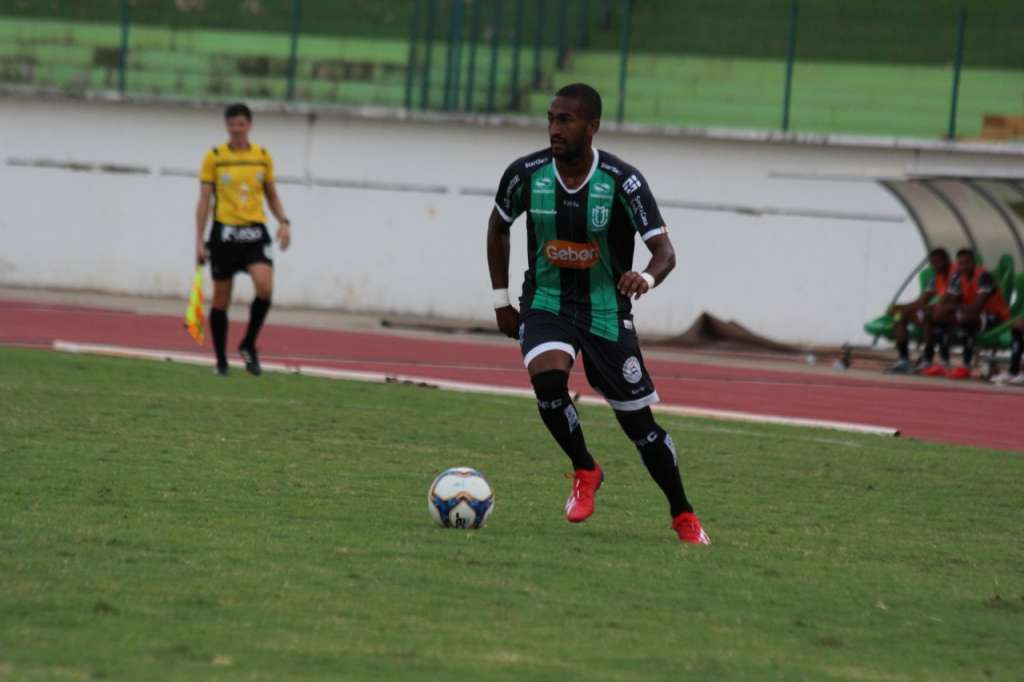 Lateral com título da Segundona e passagem pelo Santos é contratado pela Francana