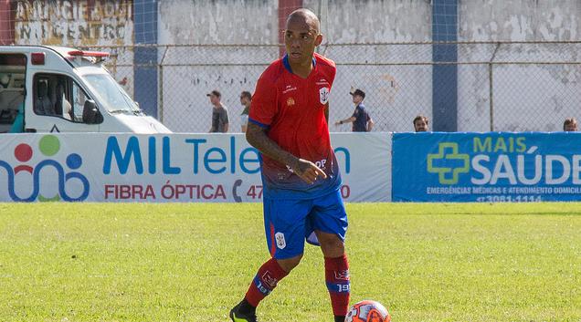 Paulinho, lateral-esquerdo do Marcílio Dias, acerta com o Avaí