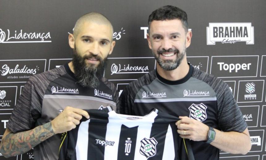 Tony, à esquerda, é o novo reforço do Figueirense -  John Léo/FFC