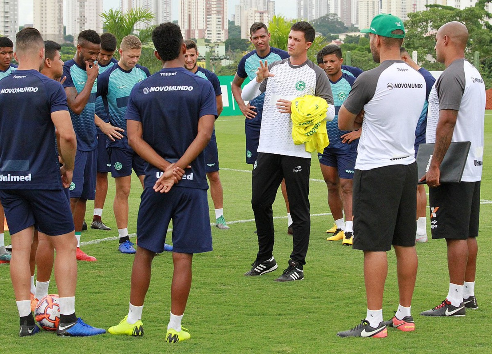 Pressionado após derrota, técnico do Goiás convive com drama familiar