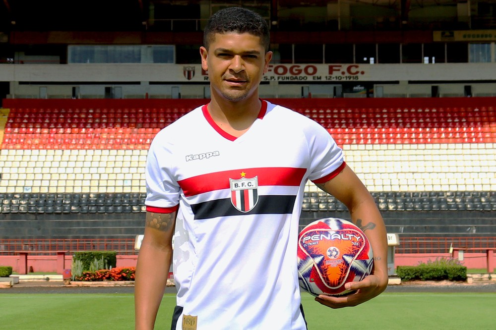 Série B: Denilson segue no Botafogo-SP, mas dirigente quer mais rendimento