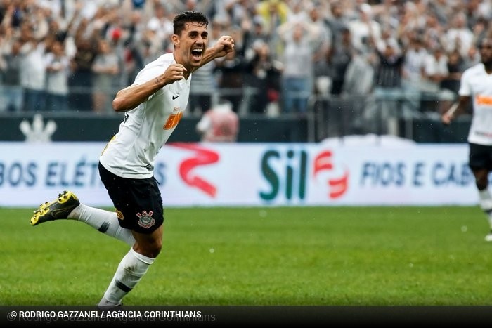 Palmeiras monitora e pode contratar lateral-esquerdo do Corinthians