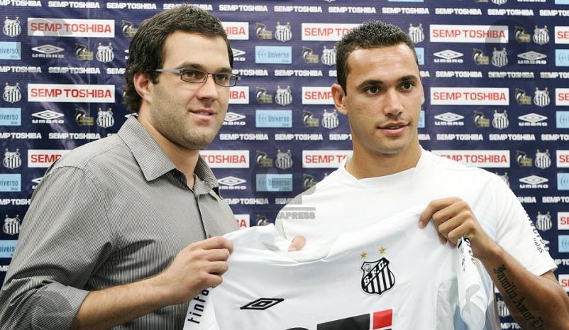 Adílson Durante Filho, à esquerda, já foi dirigente do Santos