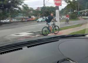 Pode isso? Treinador do Santos tem bicicleta roubada