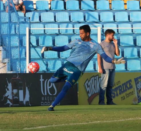 Sem confirmar rodízio, Geninho mantém mistério no goleiro do Avaí