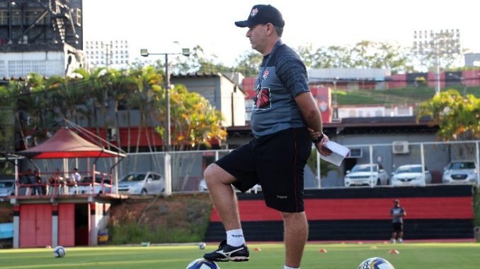 Série B: Vitória busca “meio time” de reforços para atender treinador