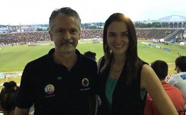 André Vajas e Michellle Ramalho foram os responsáveis pela transmissão da final do Paraibano pelo SBT - Divulgação