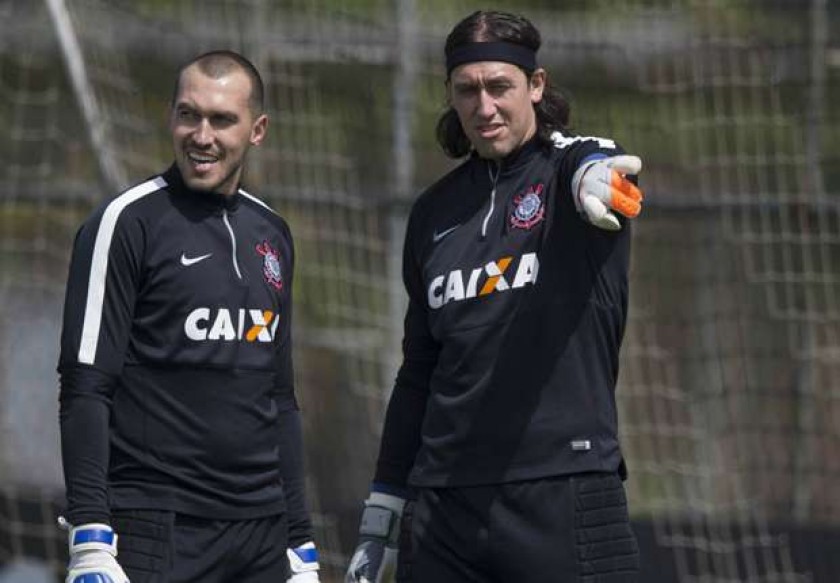 Na mira do Fluminense, goleiro despista sobre futuro no Corinthians