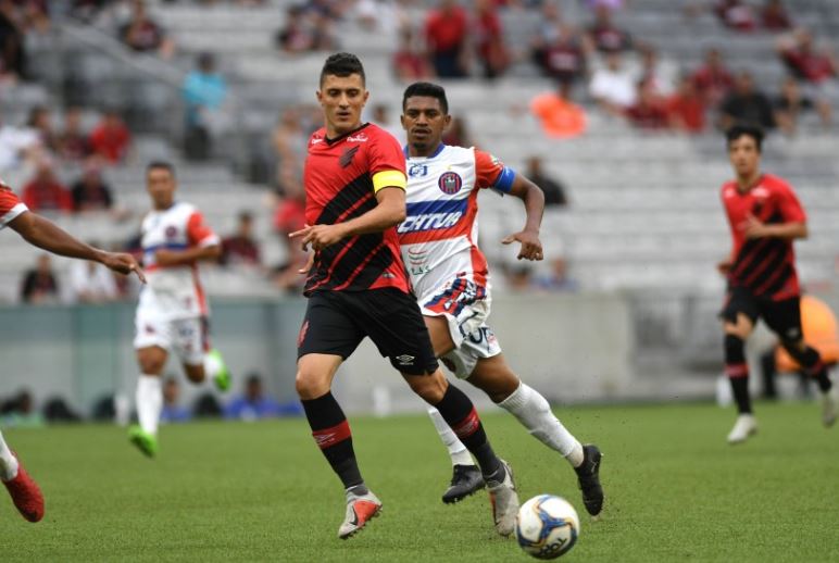 De saída do Athletico-PR, ex-Fluminense é sondado por clubes da Série B