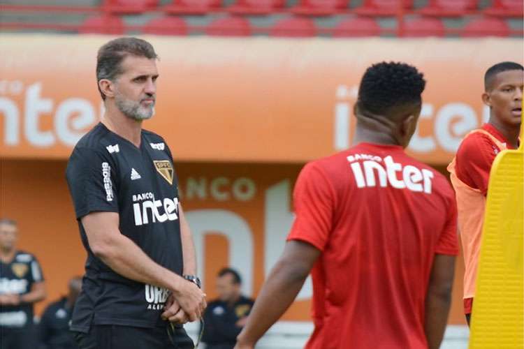 Goiás faz proposta e aguarda resposta de ex-treinador de Santos e São Paulo