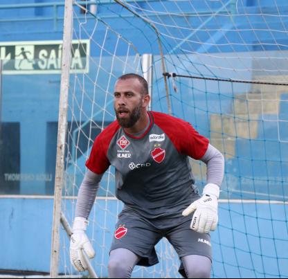 Rafael Santos, goleiro do Vila Nova, entra na mira da Chapecoense