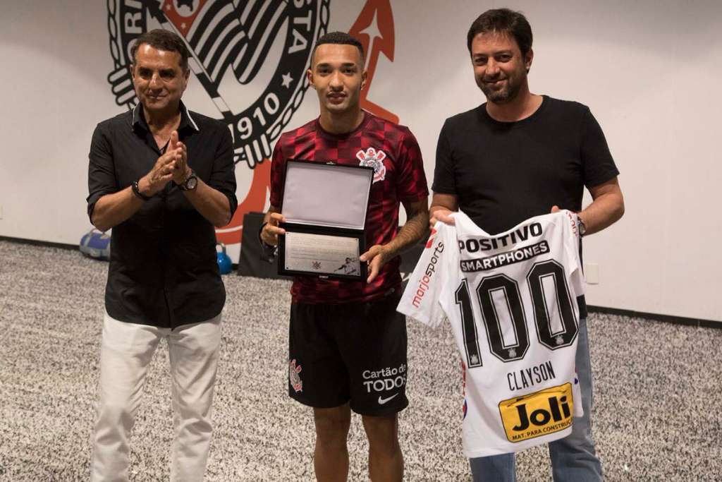 Clayson é homenageado por completar 100 jogos pelo Corinthians