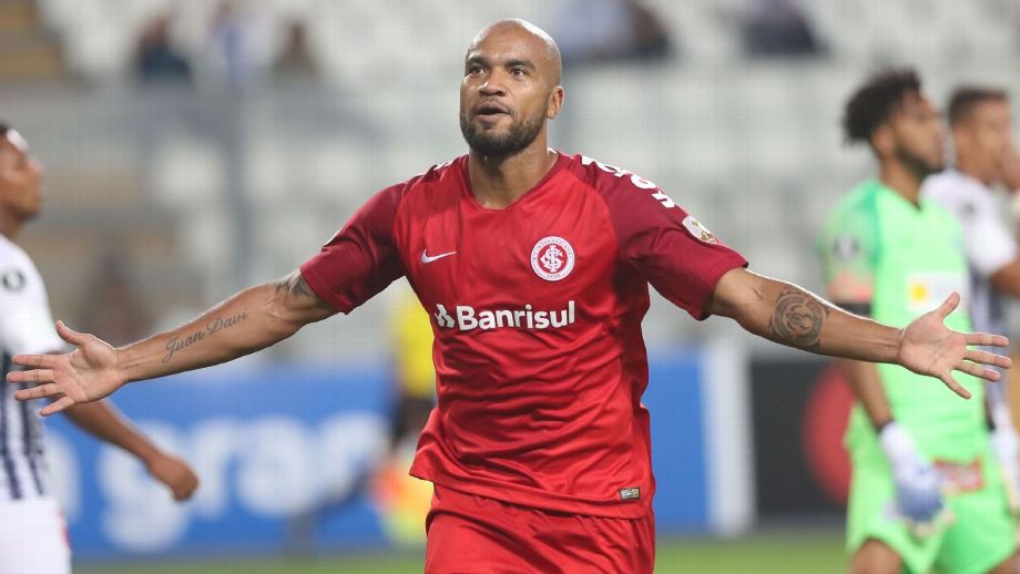 Herói da vitória do Inter, zagueiro comemora liderança garantida