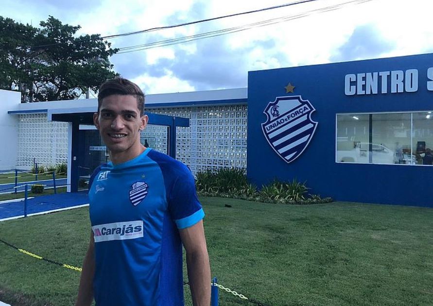 CSA segue reformulação e anuncia zagueiro de time da Série D