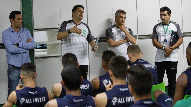 Claudinei Oliveira conversou bastante com os jogadores do Goiás - Thais Freitas