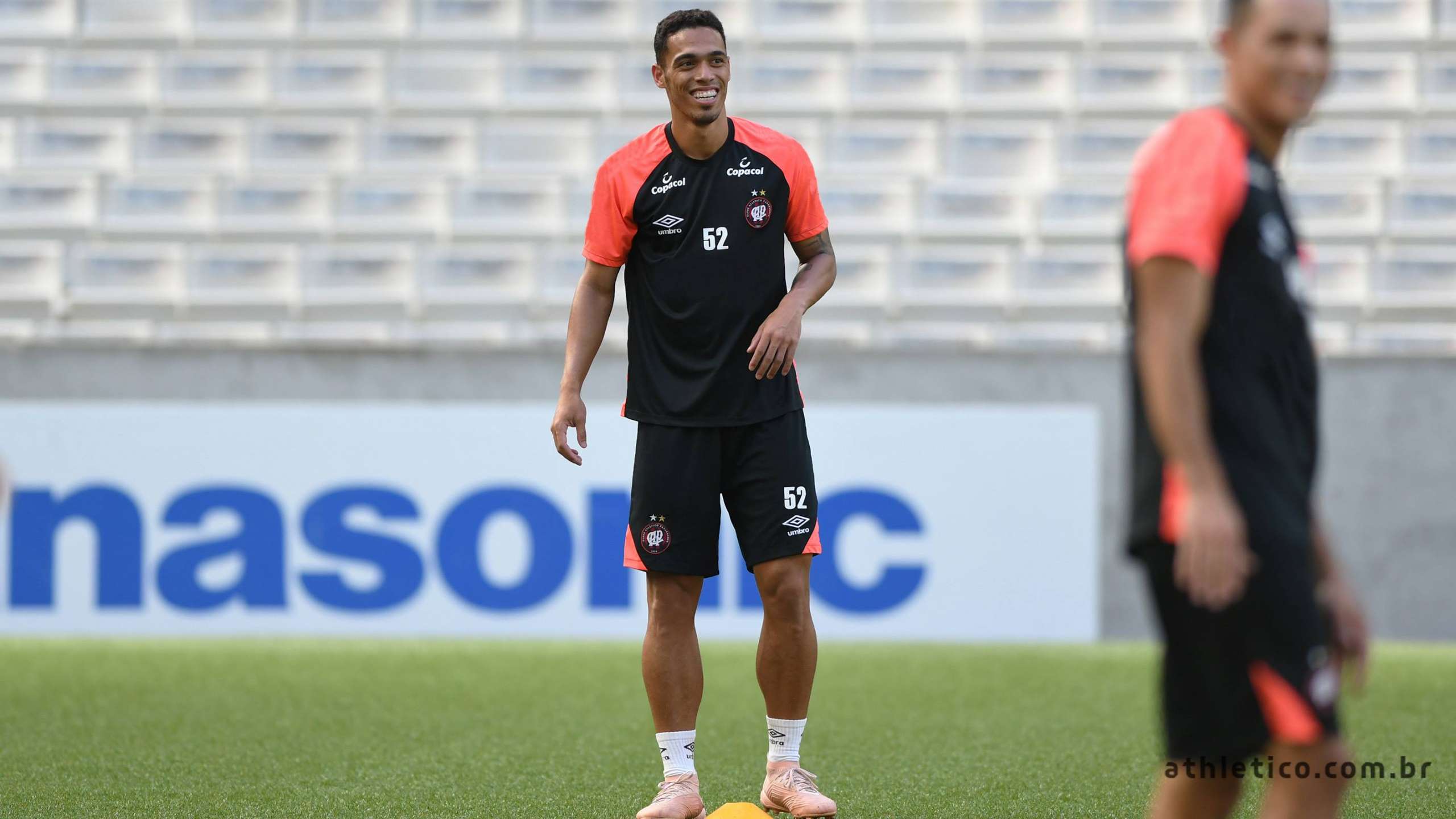 Série B: Sport está de olho em zagueiro encostado no Athletico-PR