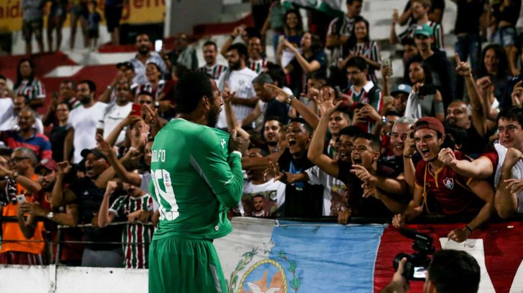 O goleiro Rodolfo comemora com os torcedores do Fluminense presentes no Arruda