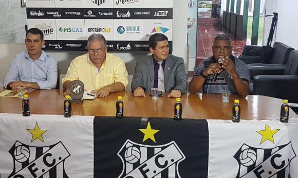 Técnico Celso Rodrigues em sua apresentação nesta quinta-feira (Foto: Anderson Ramos/Capital News)