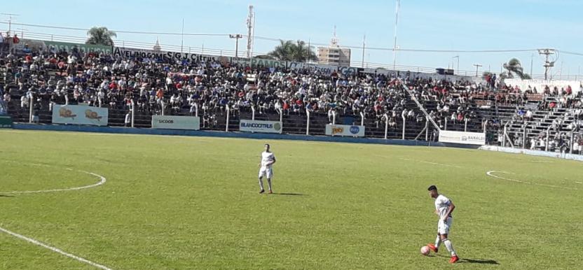 Monte Azul tenta derrubar favoritismo do Desportivo Brasil 