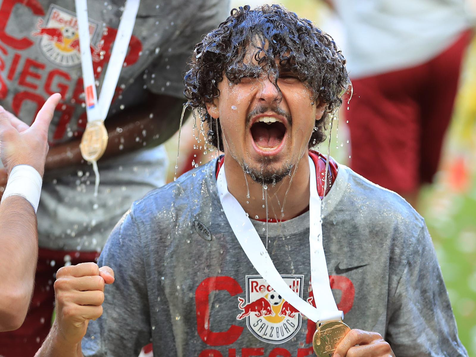 Ídolo do RB Salzburg, André Ramalho comemora título da Copa da Áustria