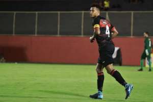 Série B: Vitória afasta zagueiro campeão mundial e mais três