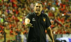 ​Vasco consulta Luxemburgo, que nega boato sobre estar no Rio: 