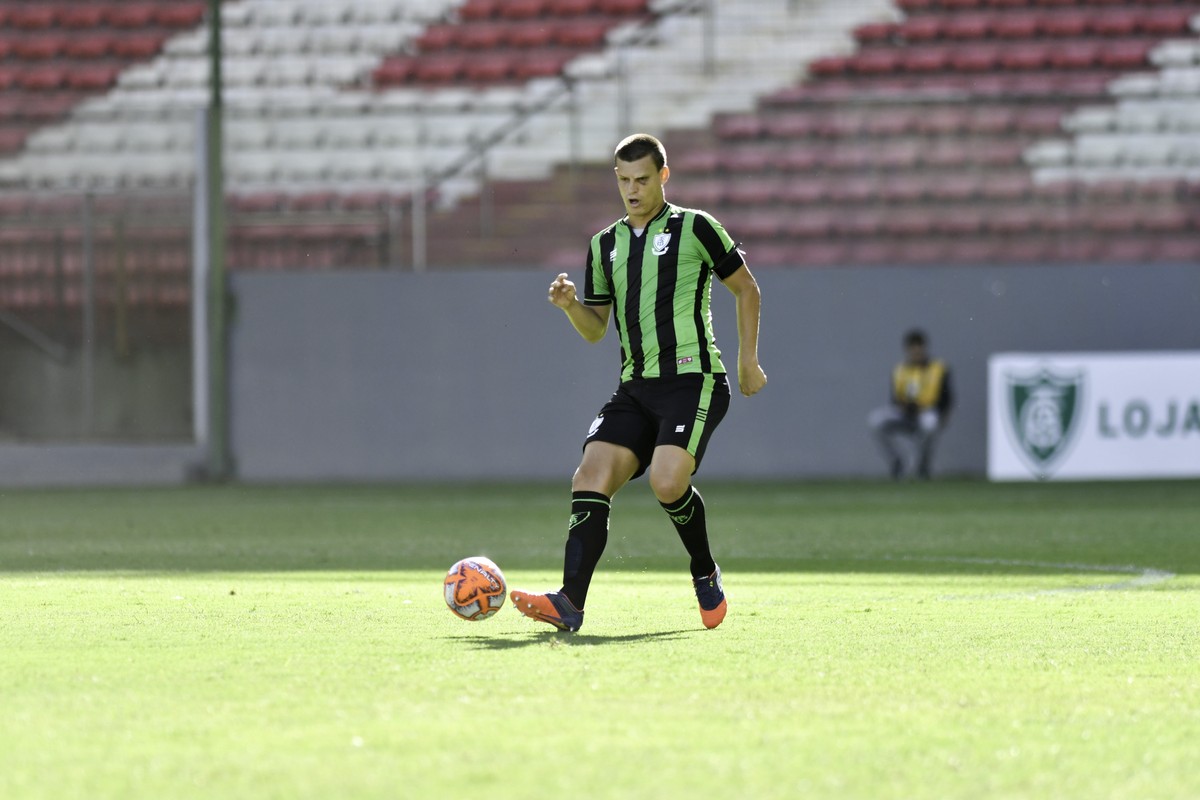 Vila Nova contrata ex-zagueiro de Ponte e Guarani, que estava em rival da Série B