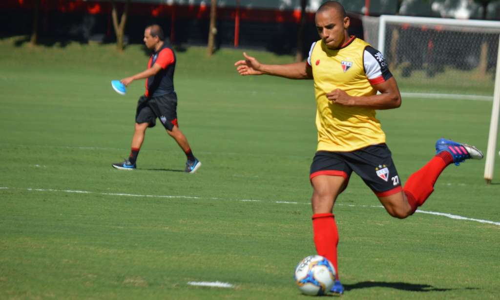 O lateral Reginaldo deve ser a única novidade do Atlético-GO contra o Bragantino (Foto: Paulo Marcos/Atlético-GO)