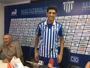 Avaí apresenta atacante do Corinthians para sequência do Brasileirão