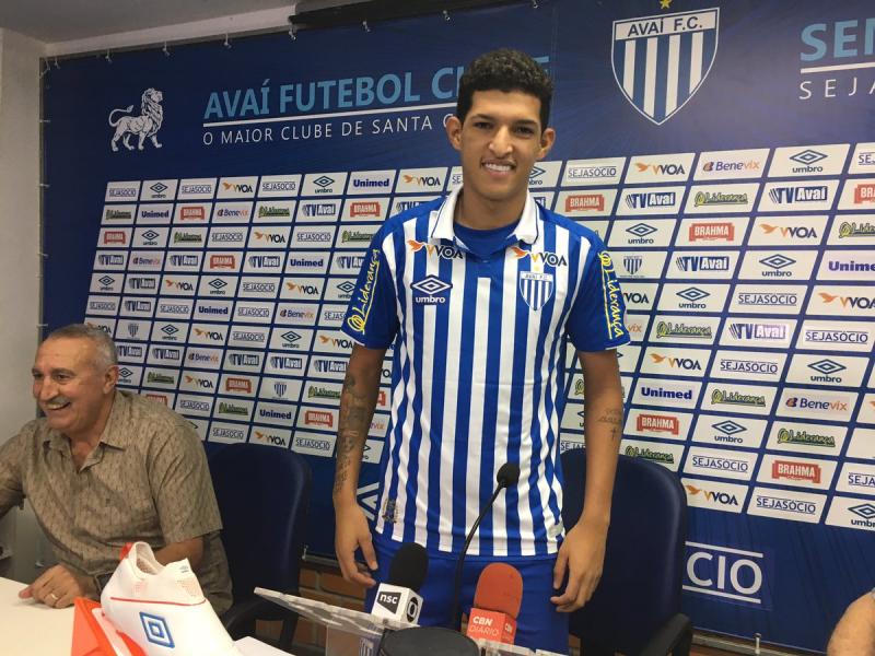 Avaí apresenta atacante do Corinthians para sequência do Brasileirão