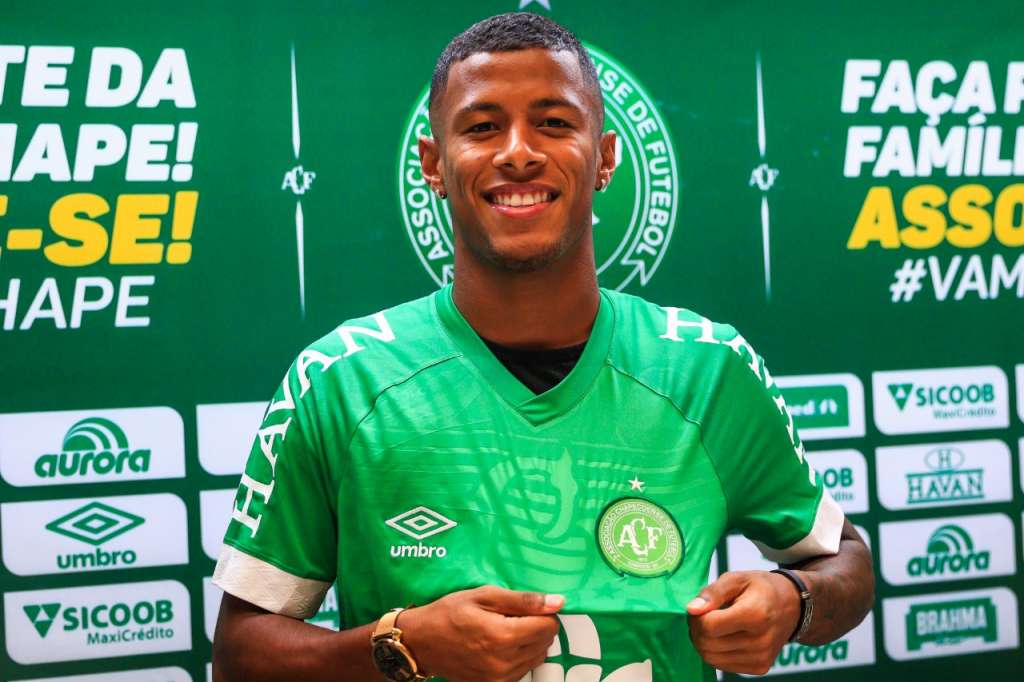 O atacante Arthur Gomes foi apresentado como reforço da Chapecoense (Foto: Márcio Cunha/Chapecoese)