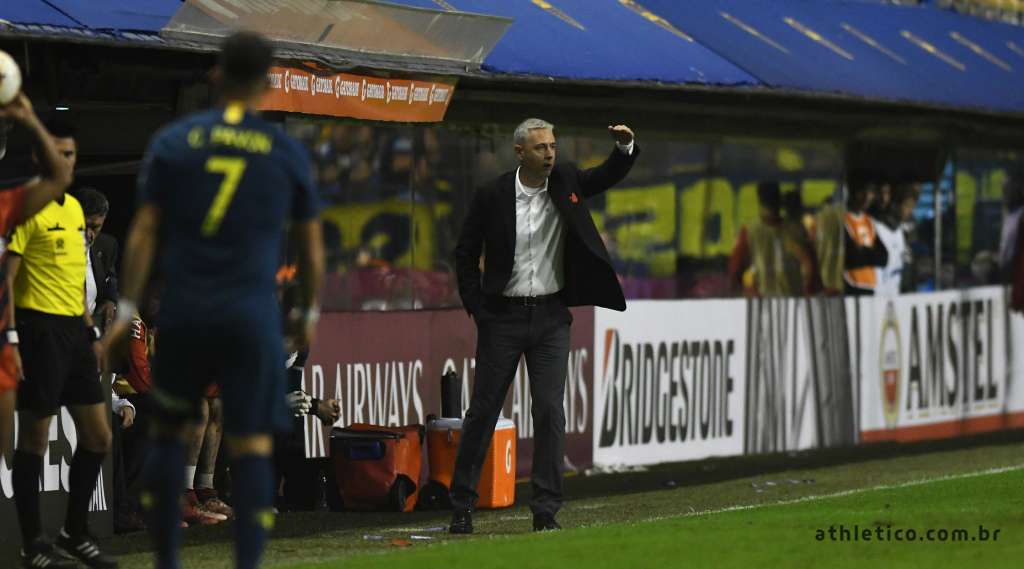 Tiago Nunes disparou contra arbitragem - Miguel Locatelli