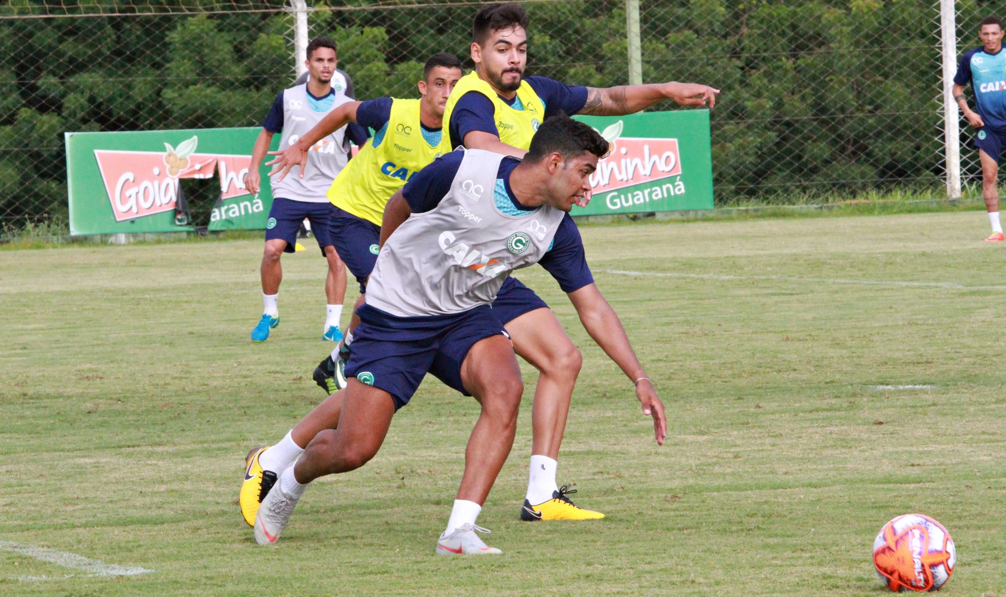 Em busca por reforços, Avaí mira atacantes de rival do Brasileirão