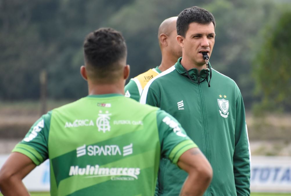 Maurício Barbieri vai estrear no comando do América-MG neste sábado (Foto: Daniel Hott/América)