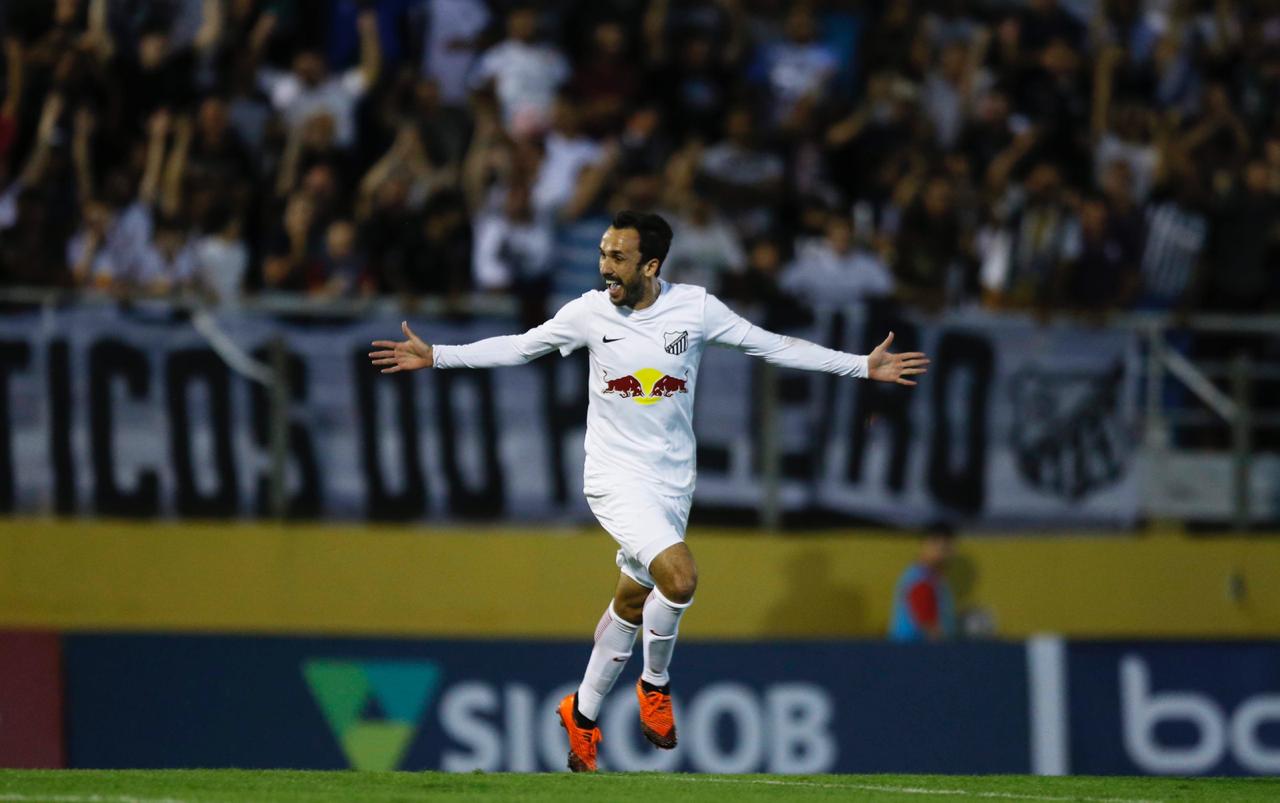 Thiago Ribeiro comemora gol e mais uma vitória do Bragantino na Série B