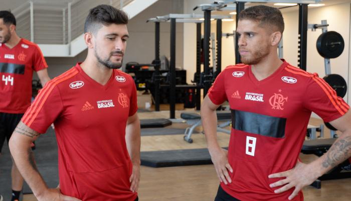 Gustavo Cuéllar (d) pode deixar o Flamengo