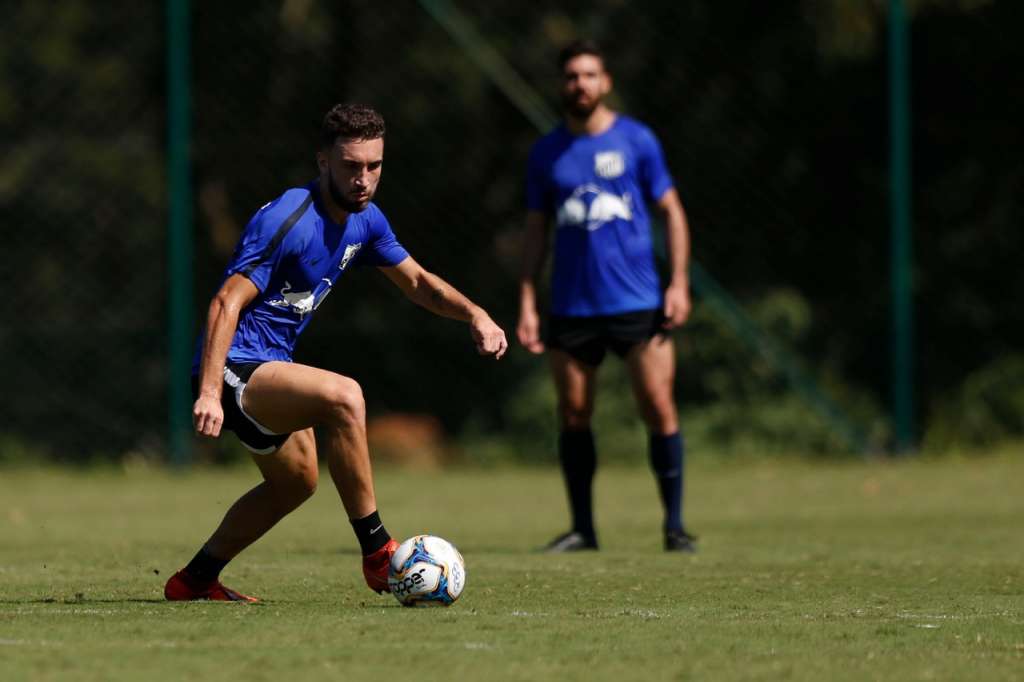 O zagueiro Léo Ortiz teve sua documentação regularizada e está à disposição no Bragantino