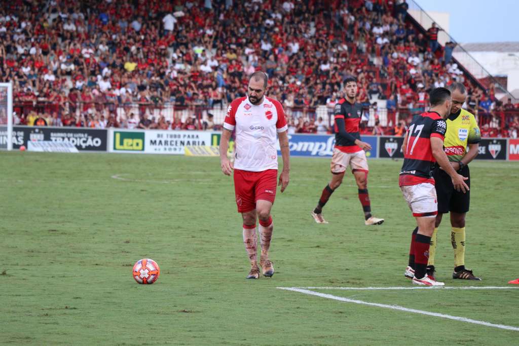 O meia Danilo não rendeu o esperado e, criticado pela torcida, foi dispensado do Vila Nova (Foto: Douglas Monteiro/Vila Nova)
