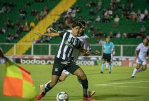 Série B: Feliz no Figueirense, ex-volante do Guarani nega propostas