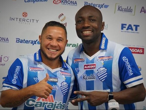 Armero, à direita, pode deixar o CSA - Matheus Pimenta/RCortez/CSA