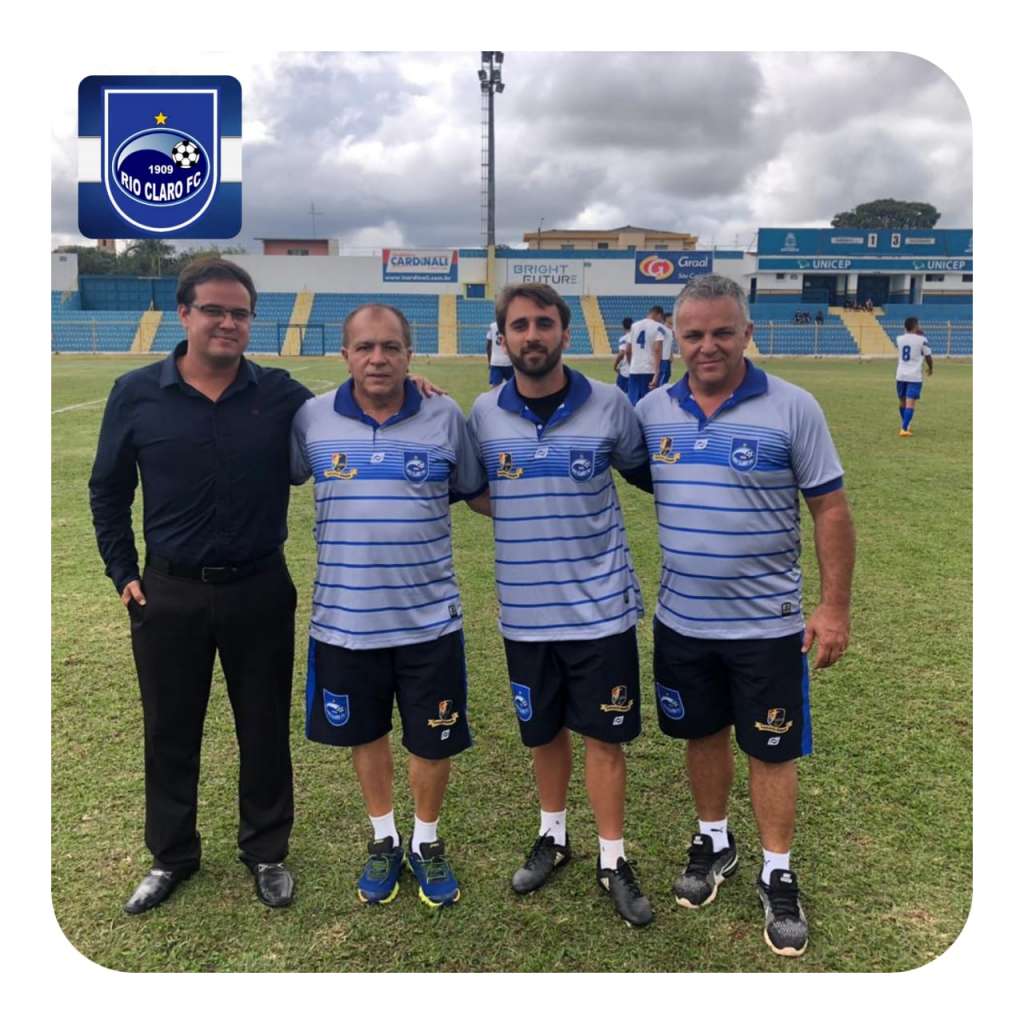 Assumpção ao lado da comissão técnica do Rio Claro