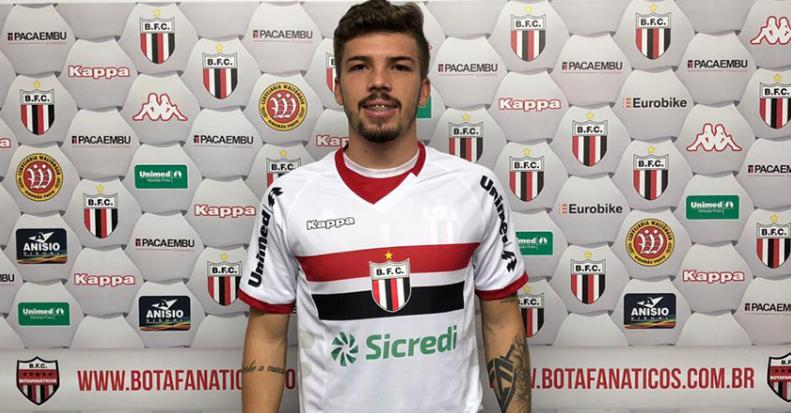 Júlio César foi apresentado e quer estrear logo pelo Botafogo. (Foto: Botafogo / Divulgação)